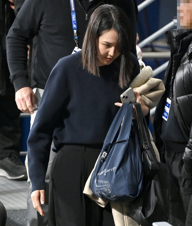 韓国では、持っていた黒いバッグに熱視線が送られた　©AFLO