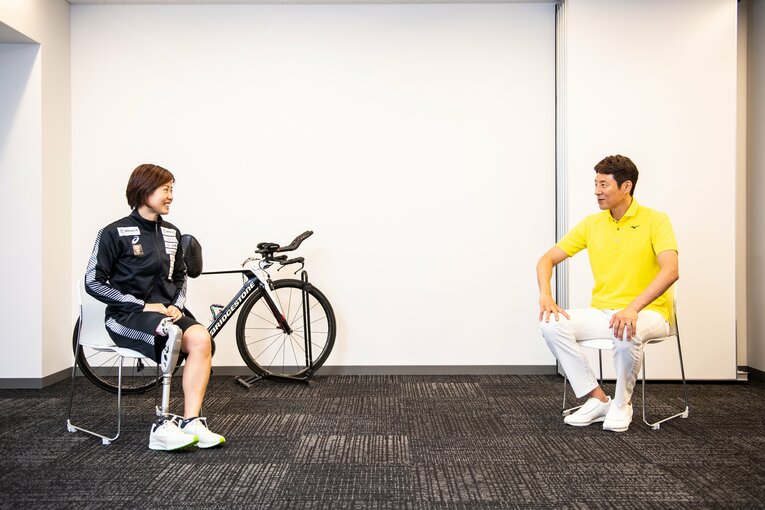 義足を脱ぐと血だらけ…“世界4位”秦由加子が松岡修造に教える「過酷すぎる」パラトライアスロンの世界(4)