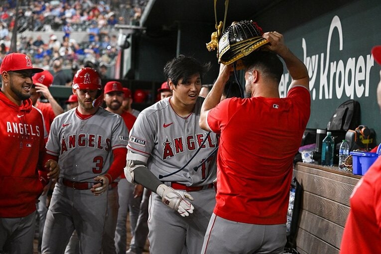 【大谷さん、ベンチでの愛されショット】仲良しのサンドバルが奪い取り… ／ photograph by Nanae Suzuki