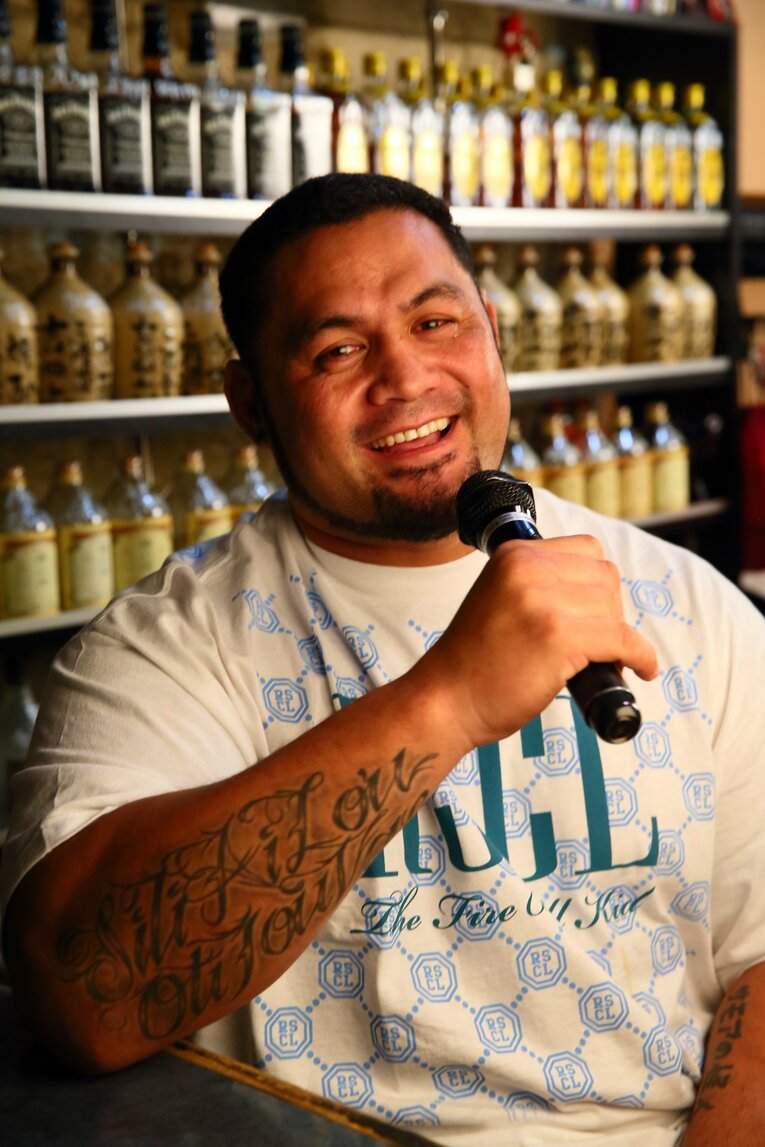 新宿のスナックでカラオケのマイクを握るマーク・ハント。左腕には日本語で「サモアの怪人」のタトゥーが　©Susumu Nagao