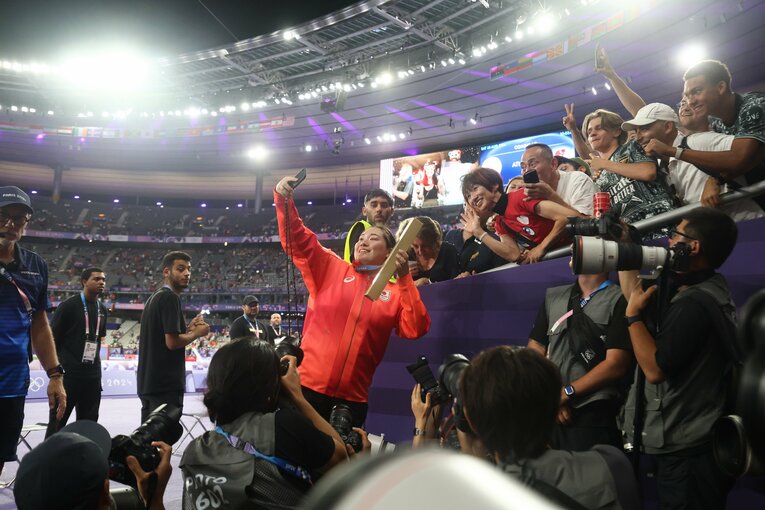 観客とともにセルフィーを撮影　©Ryosuke Menju/JMPA