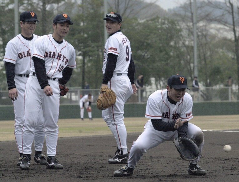 2001年2月、阿部慎之助1年目の宮崎キャンプ。守備練習する捕手陣。左から、吉永幸一郎、阿部、村田真一、村田善則　©KYODO