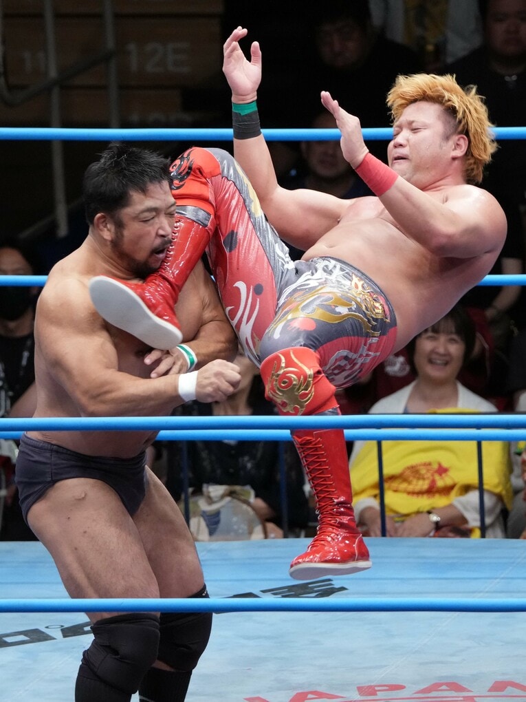 準決勝で関本大介にヒザを見舞う宮原健斗　©Essei Hara