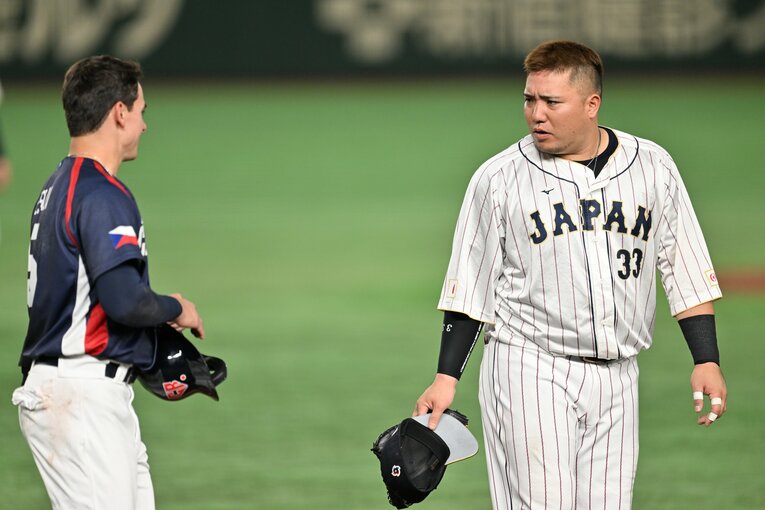 死球→山川穂高が謝罪の一コマ　©Naoya Sanuki