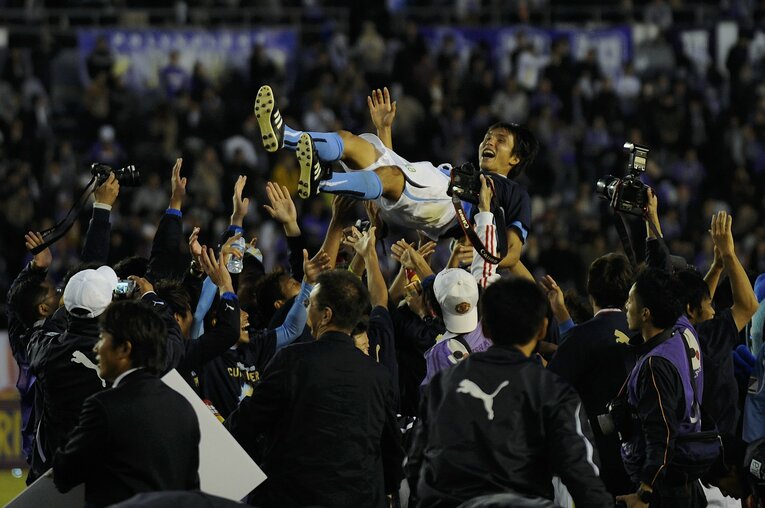 2010年のナビスコカップで優勝。胴上げされる前田遼一©Takuya Sugiyama