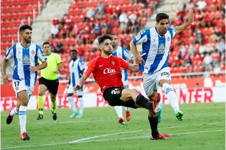 久保建英からスパイクをもらったファンが超嬉しそう… 絶妙だったボールコントロールとお辞儀、監督も“好プレーへの労い”〈激写〉(5)