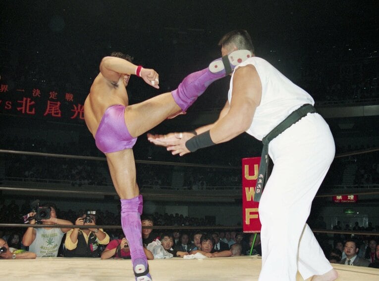 北尾光司をKOした高田延彦の右ハイキック（実際の写真）【スワイプするとそのほかの写真もご覧になれます】　©東京スポーツ新聞社