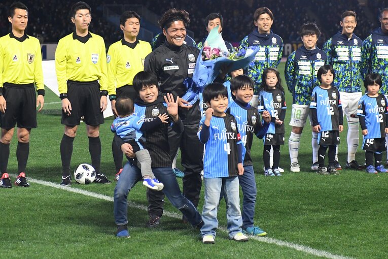 2018年、川崎に一時復帰した大久保は4人の息子たちと記念撮影　©Getty Images