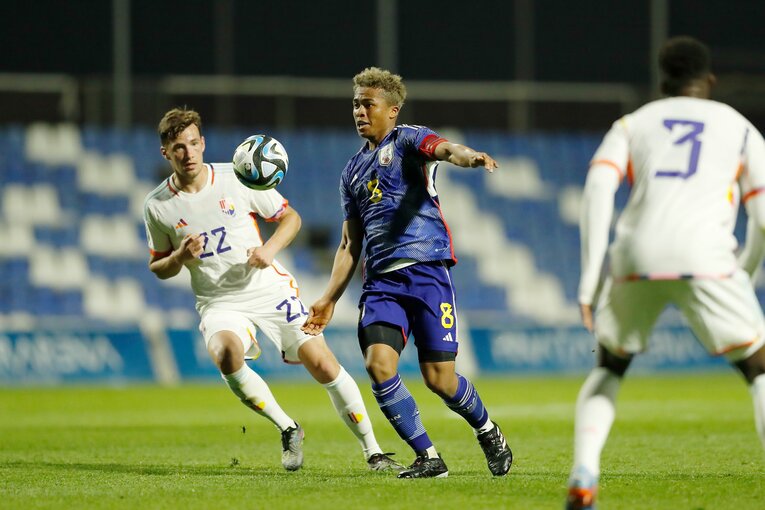 中盤でプレーした藤田　©Mutsu Kawamori