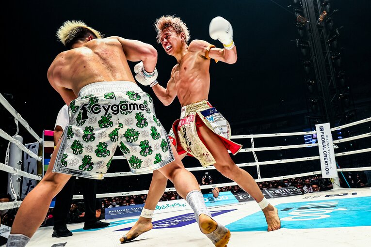 猛然と攻勢に出る武尊　©THE MATCH 2022/Susumu Nagao