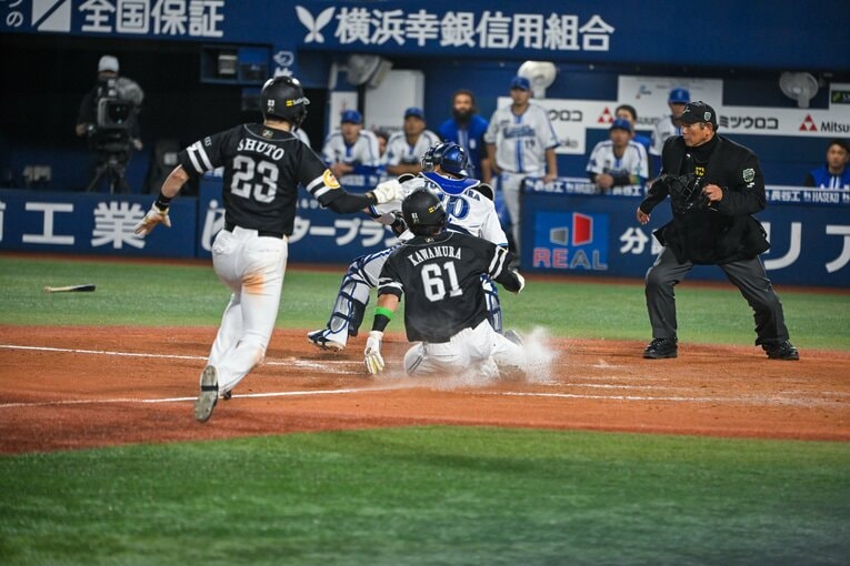 日本シリーズ第1戦、前走の川村友斗に追いつきそうな勢いの周東佑京（2枚目／全5枚）　©︎Nanae Suzuki