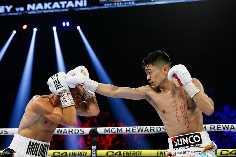 流血しながらもアウトボクシングで主導権を握る中谷潤人　©AFP/JIJI PRESS