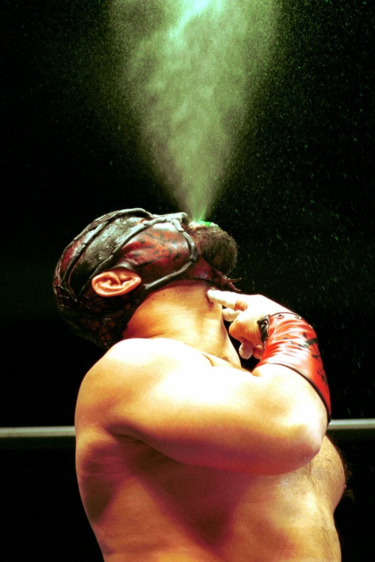 緑の毒霧を吹き上げるムタ