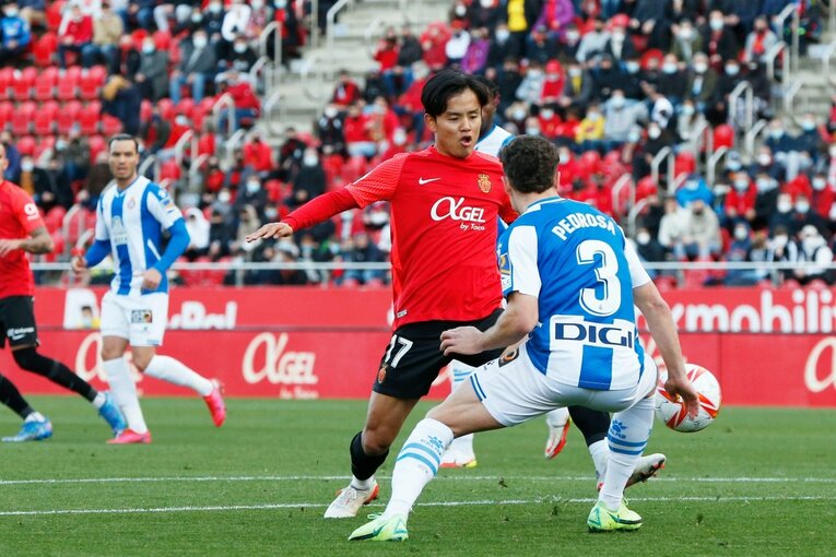 久保建英“オレが蹴る”FK弾→手荒い祝福に「い、痛いんですけど」 カメラマンが至近距離でとらえた一撃と、ファンから“感謝の大拍手”(15)