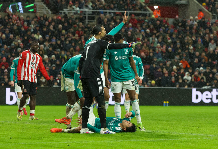 2月14日、FA杯サンダーランド戦。負傷した遠藤航の治療を求めるファンダイクとアリソン　©AFLO