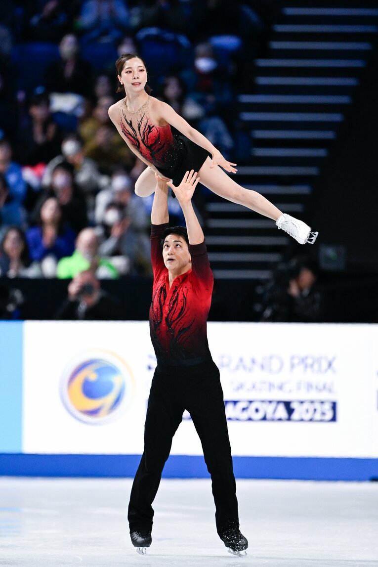 大きな歓声を浴びて行われたりくりゅうSP「黒く塗れ」