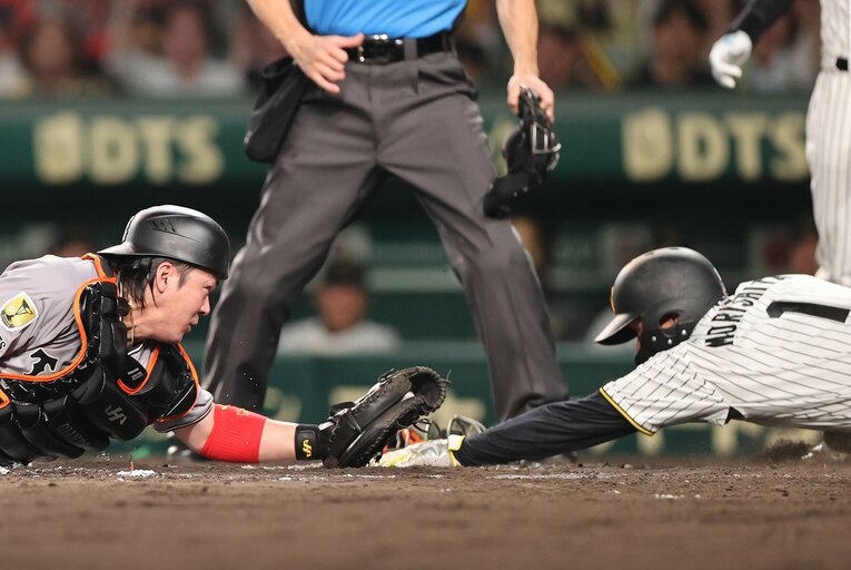 【連続写真／5枚超】触れた？触れてない？ 球場アナウンスで「どのシーンを元に判定を変えたか」という説明さえあれば、阿部監督の退場もなかった？　©JIJI PRESS