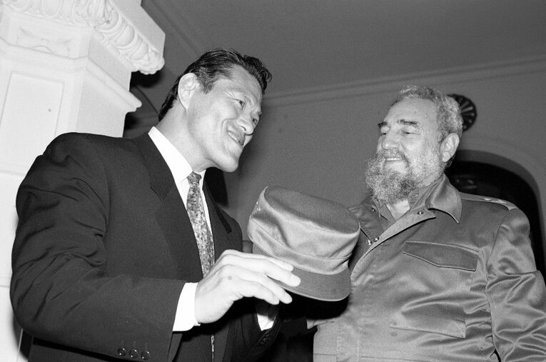 1990年3月、筆者がキューバで撮影したフィデル・カストロ議長とアントニオ猪木の2ショット。2人の友情はその後も長く続いた ／ photograph by Essei Hara