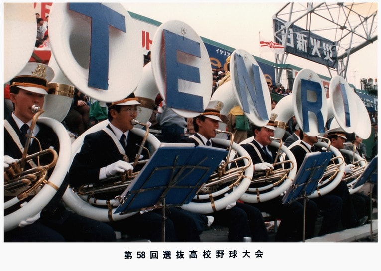 1986年のセンバツで応援する天理高校吹奏楽部。マーチングのユニホームを着用している　©天理高校吹奏楽部