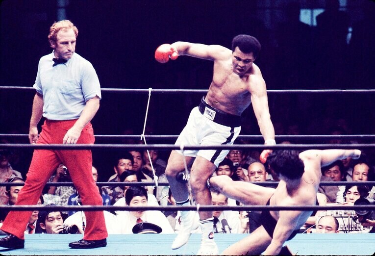 寝ころんだままアリにキックする猪木。ルールのギリギリを突いた攻防でもあった ©KYODO