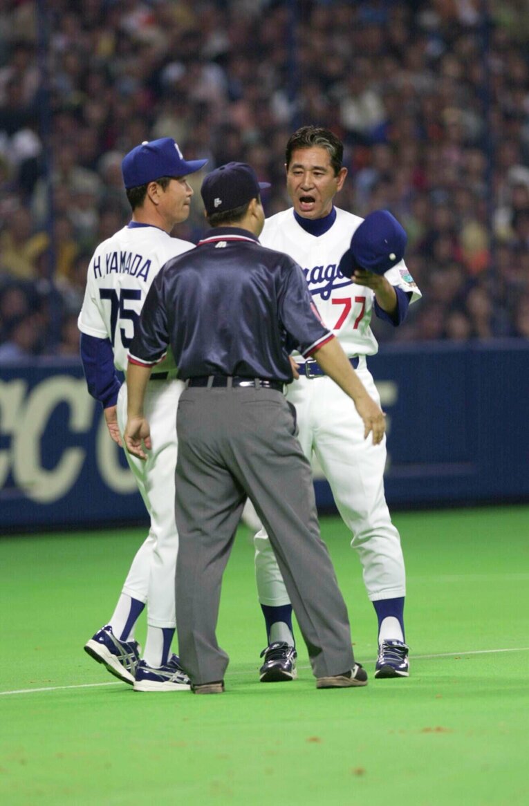 鬼の形相で審判に詰め寄る星野仙一監督　©JIJI PRESS