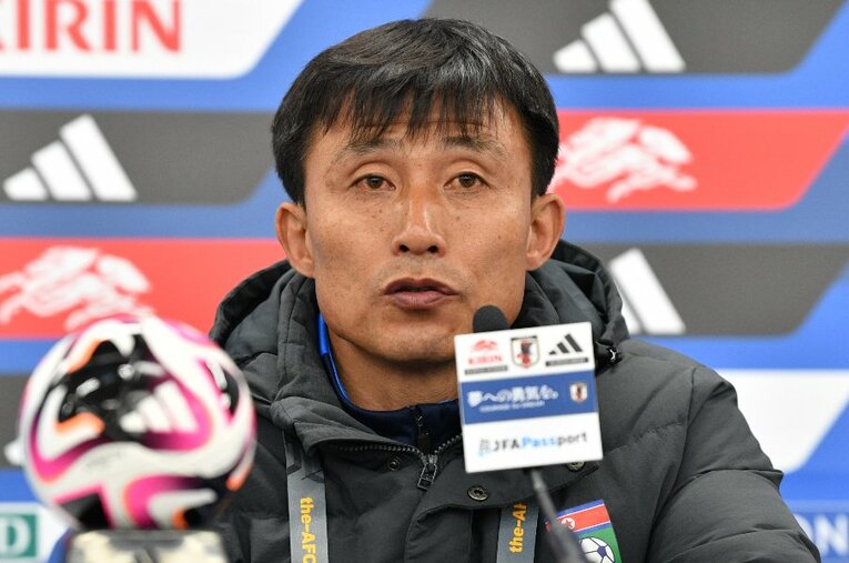 3月21日の日本戦後、記者会見に臨むサッカー北朝鮮代表のシン・ヨンナム監督。日本人記者の質問には“素っ気ない回答”を繰り返した ／ photograph by JFA/AFLO