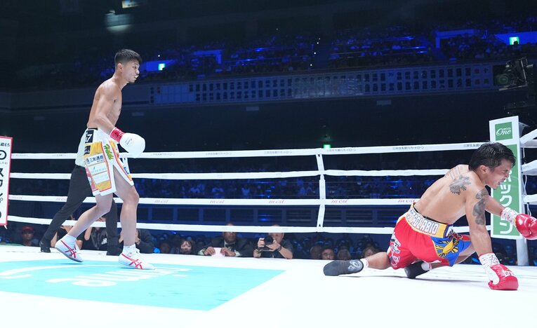 中谷潤人のボディを浴びて悶絶するアストロラビオ　©Naoki Fukuda