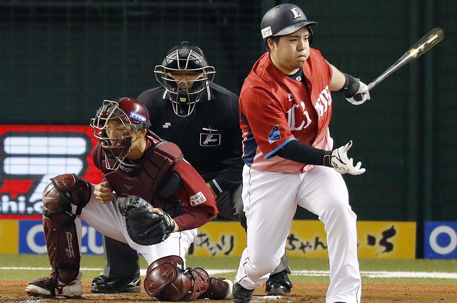 最後まで外崎に代打は送らなかった。西武・辻監督、育成重視の1年目。<Number Web> photograph by Kyodo News