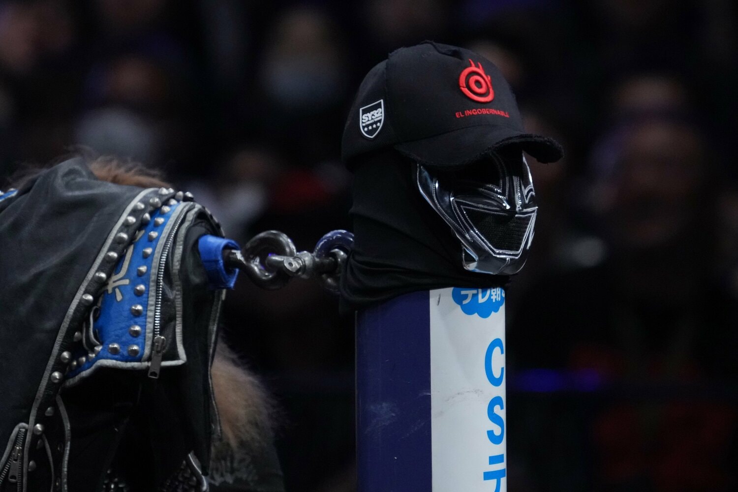 コーナーポストに置かれたBUSHIのマスクと内藤哲也のキャップ　©Essei Hara