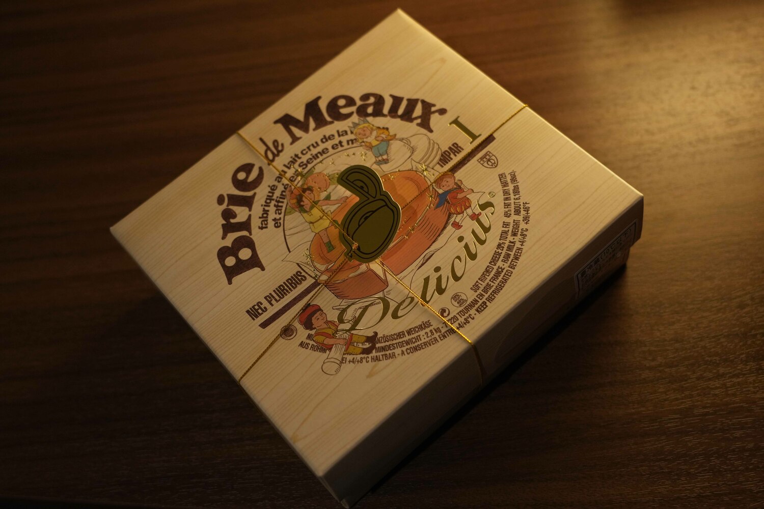 「Delicius」と印字されたチーズケーキのおしゃれなパッケージ