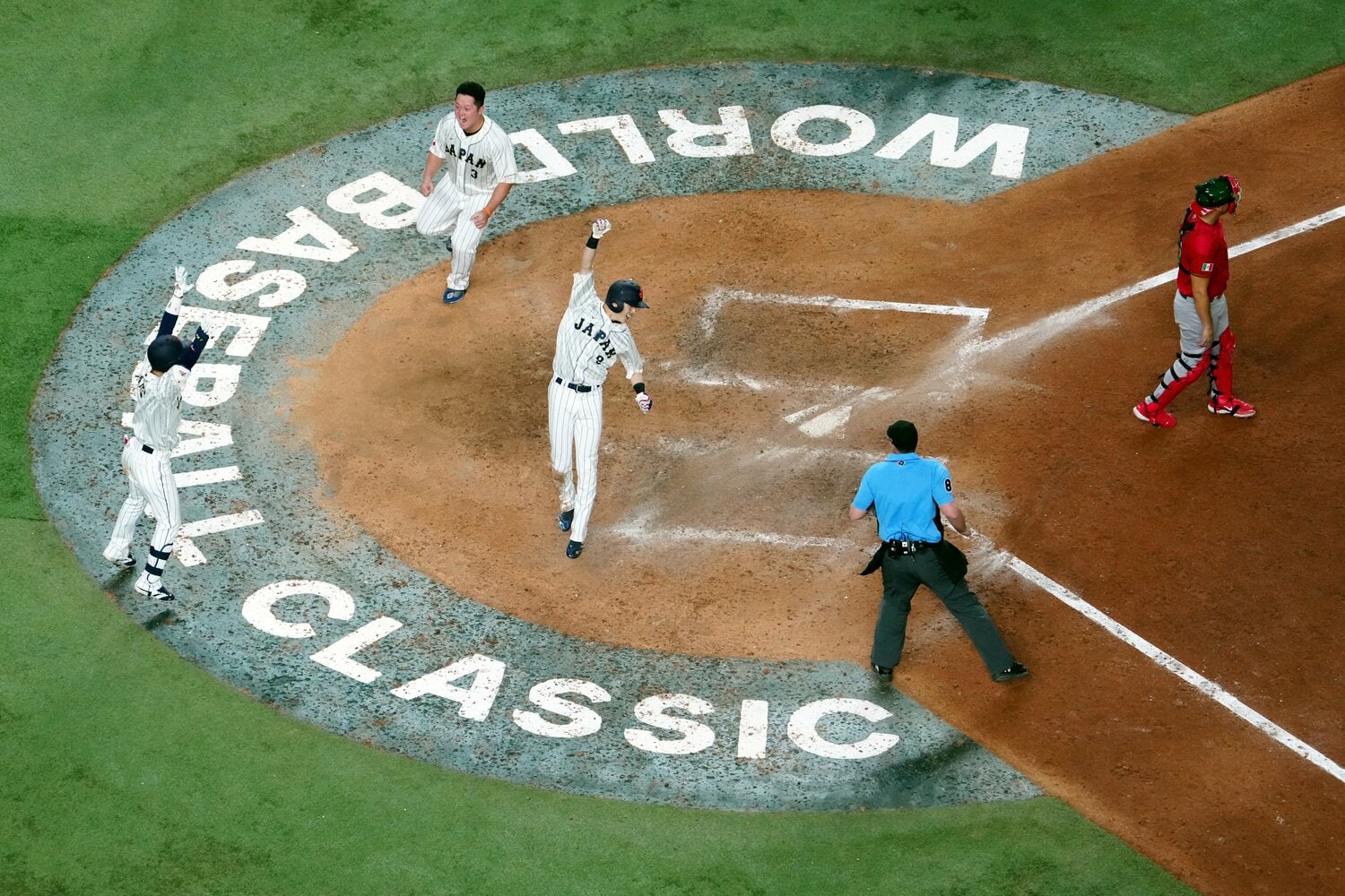 前回大会の準決勝・メキシコ戦では驚異的なスピードでサヨナラのホームを踏んだ周東　©Getty Images