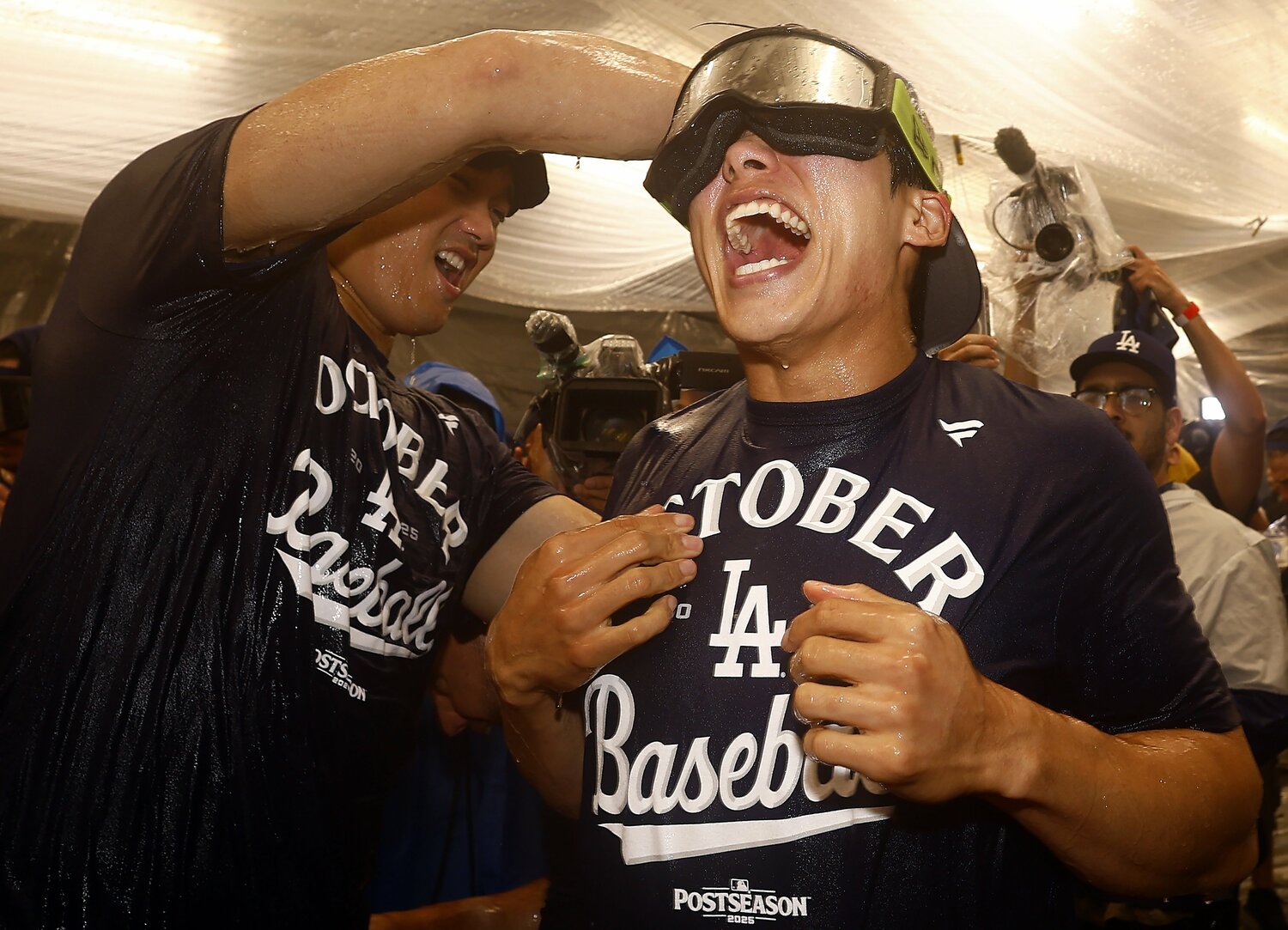 WCS後のシャンパンファイトで、山本の背中に流し込む大谷　©Getty Images