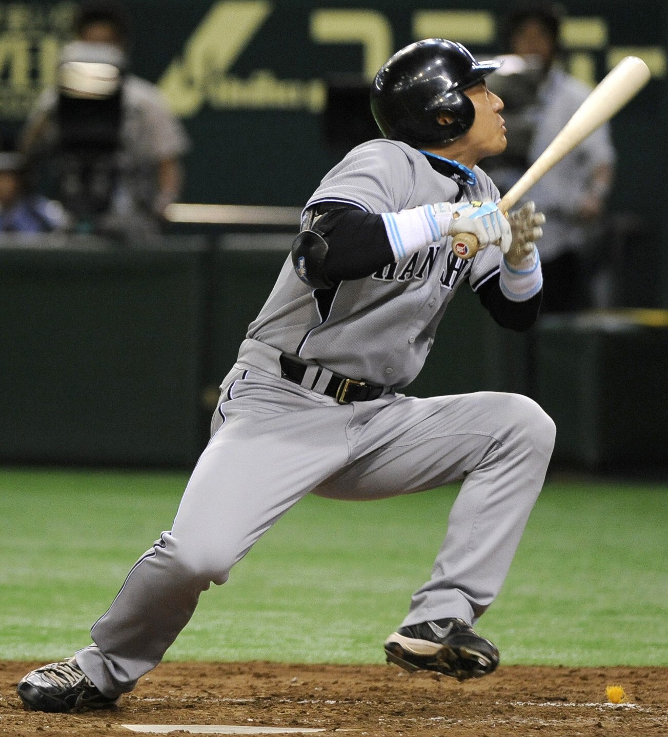 後頭部に死球を受けた阪神・金本。ヘルメットが壊れるほどの衝撃だった　©KYODO　