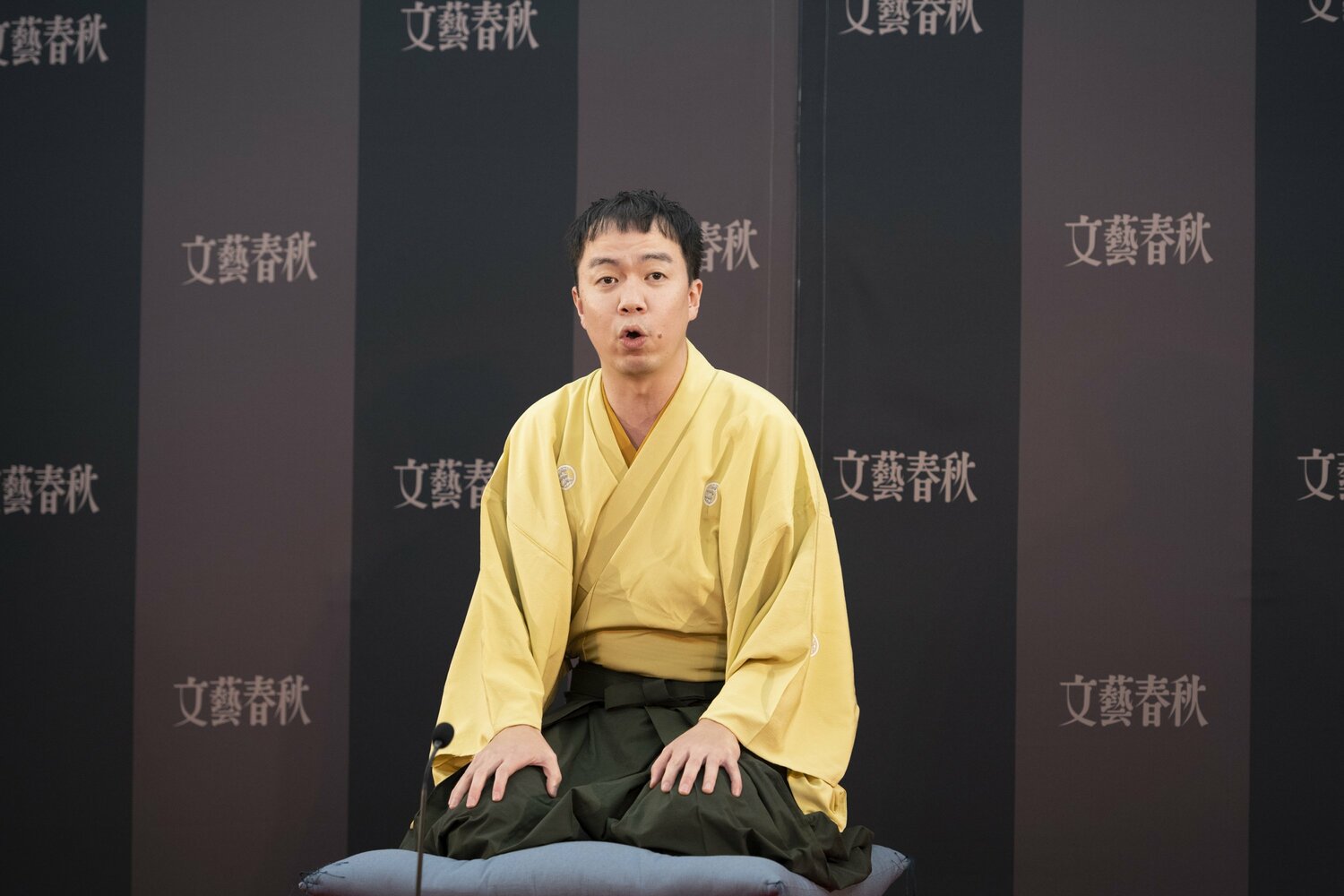 高座に座る立川吉笑（2022年撮影）　©︎BUNGEISHUNJU