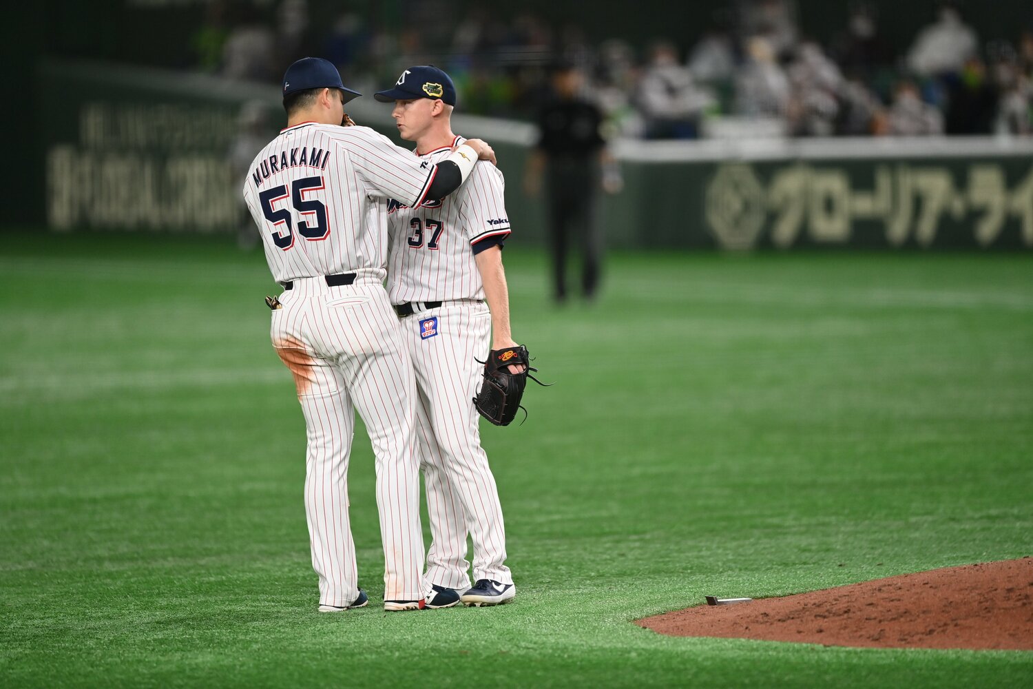 マクガフに声をかける村上　©️Naoya Sanuki