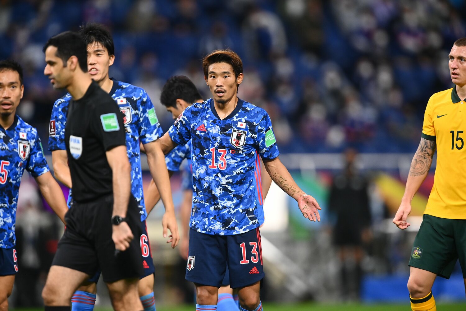 ファウルを取られ、唖然とした表情の守田 ©Takuya Kaneko/JMPA