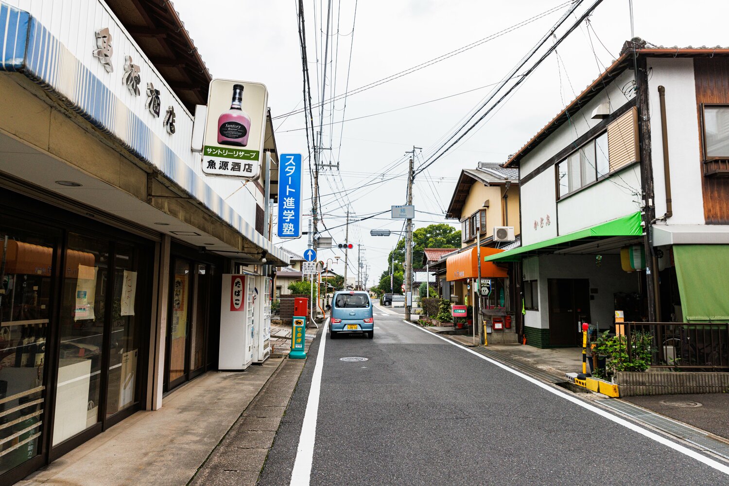 信号のところが「綣（へそ）」の交差点。この地域では麻織物が盛んに作られていたのだという