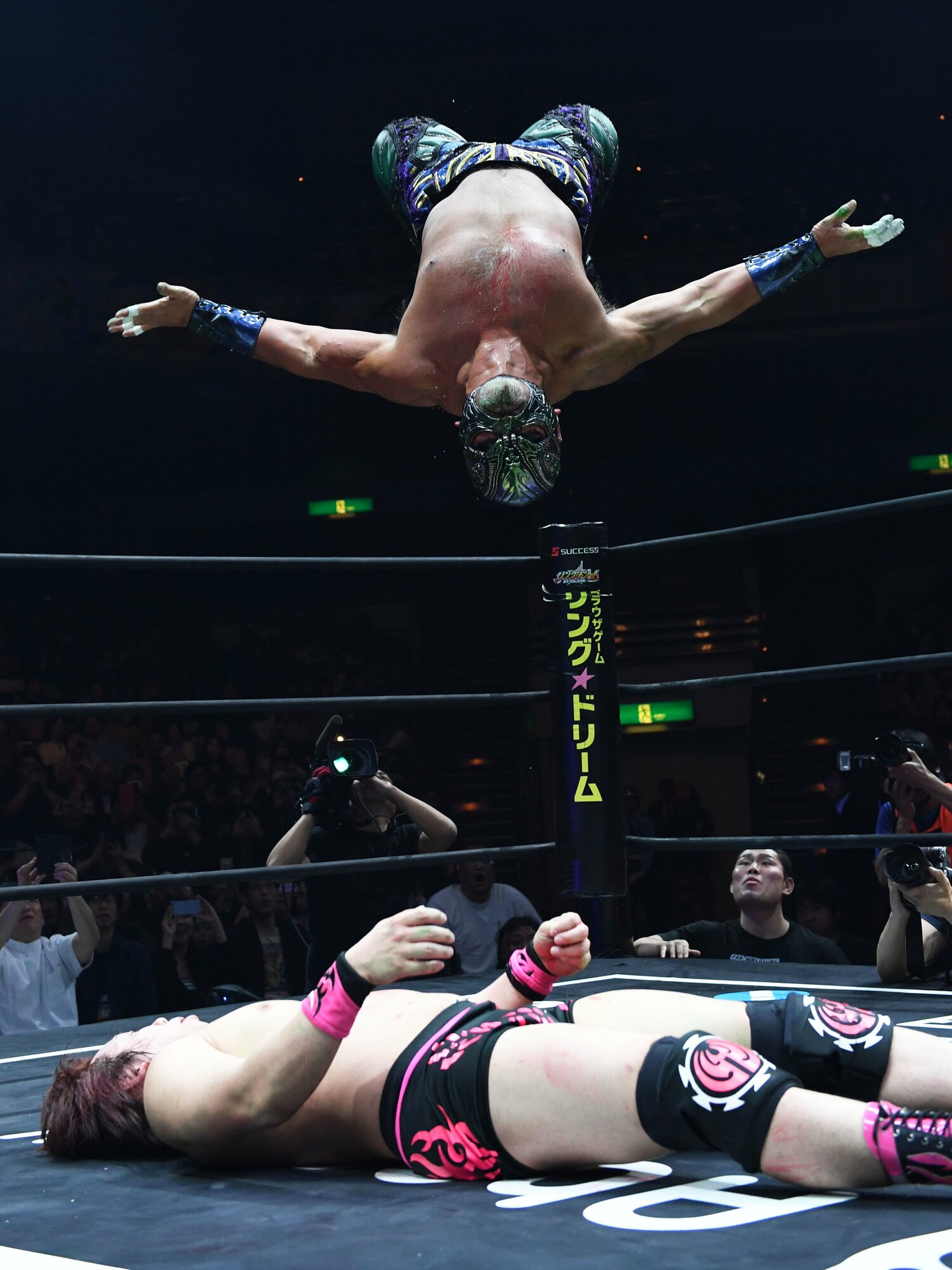 2018年3月25日、両国国技館。DDTのリングで最後のムーンサルトプレスを放つムタ