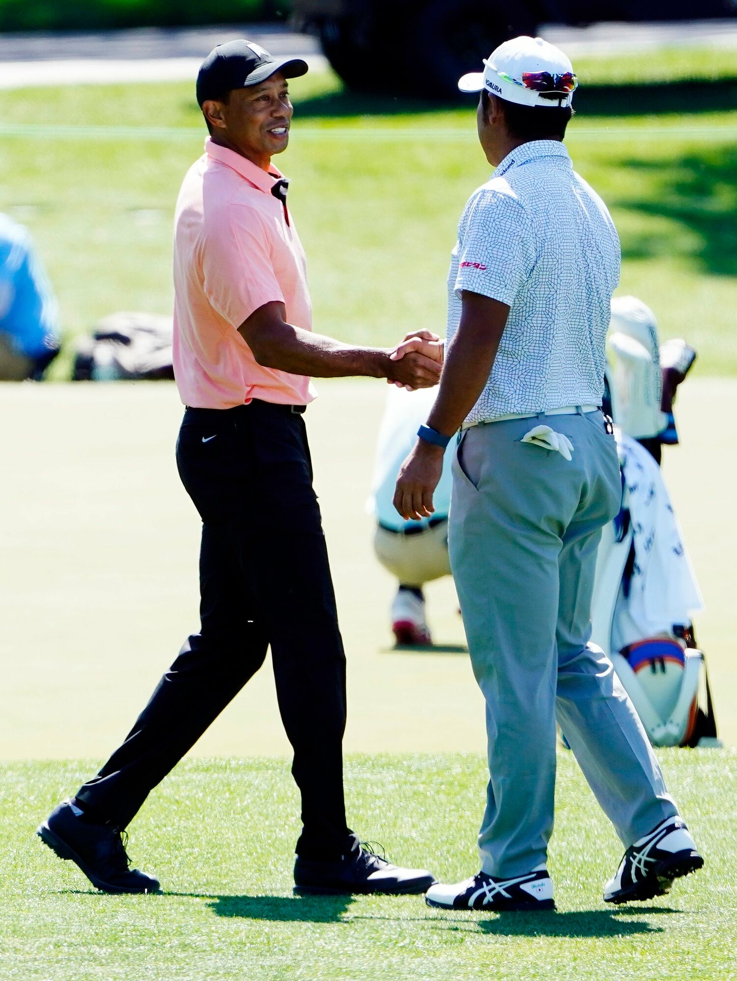 昨年覇者の松山英樹（右）に握手を求めるシーンも　©︎USA TODAY Sports/Reuters/AFLO