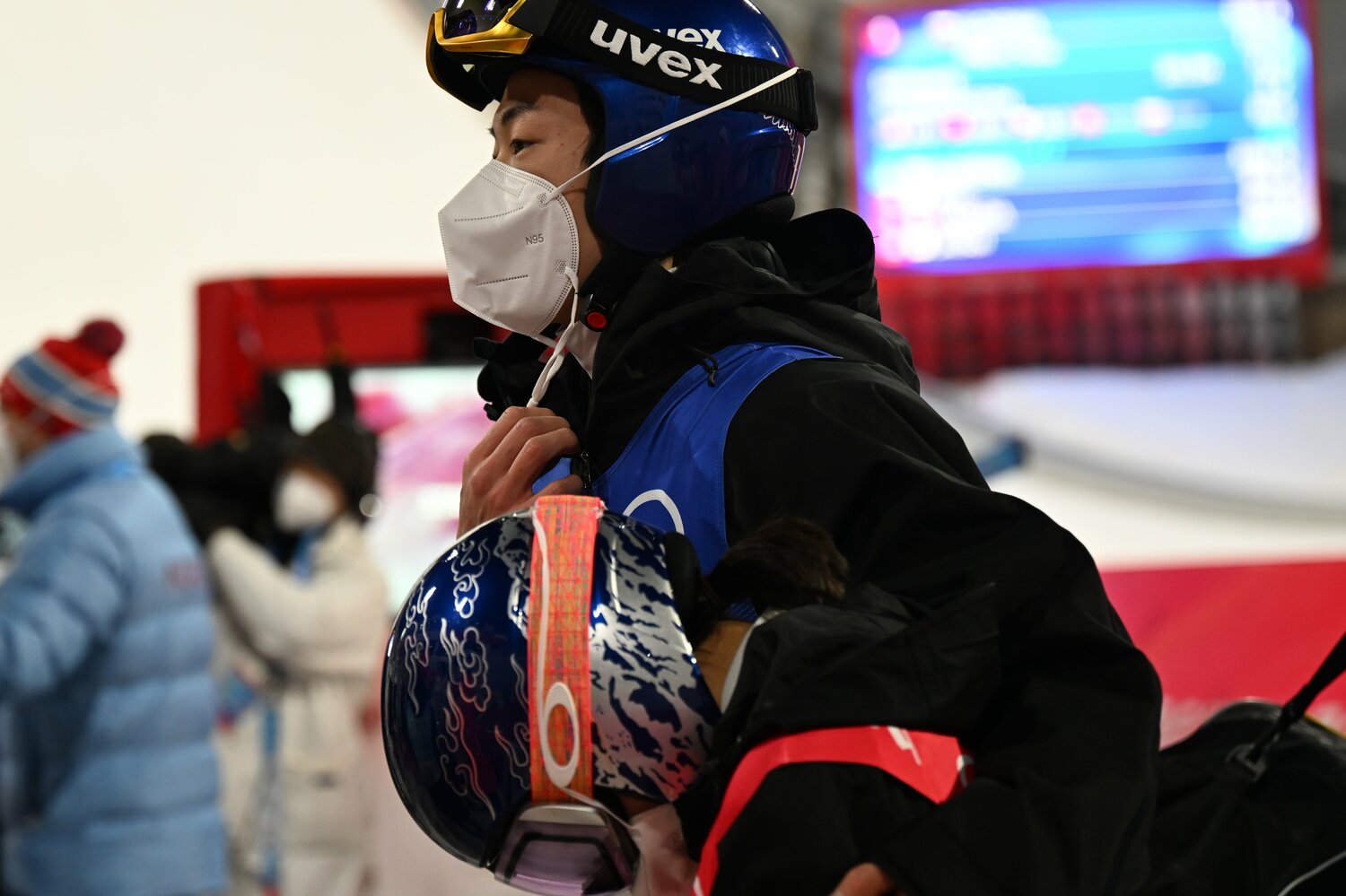 うなだれる高梨を励ます小林陵侑　©Naoya Sanuki／JMPA