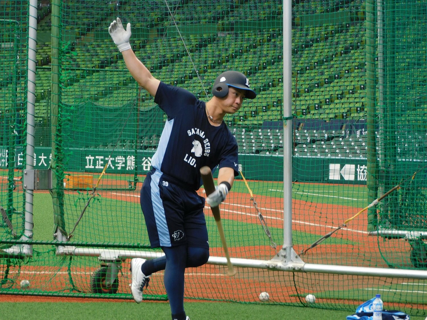 全体練習前に丹念にフォームを確認しながら打撃練習にのぞむ平沢 ©Number Web