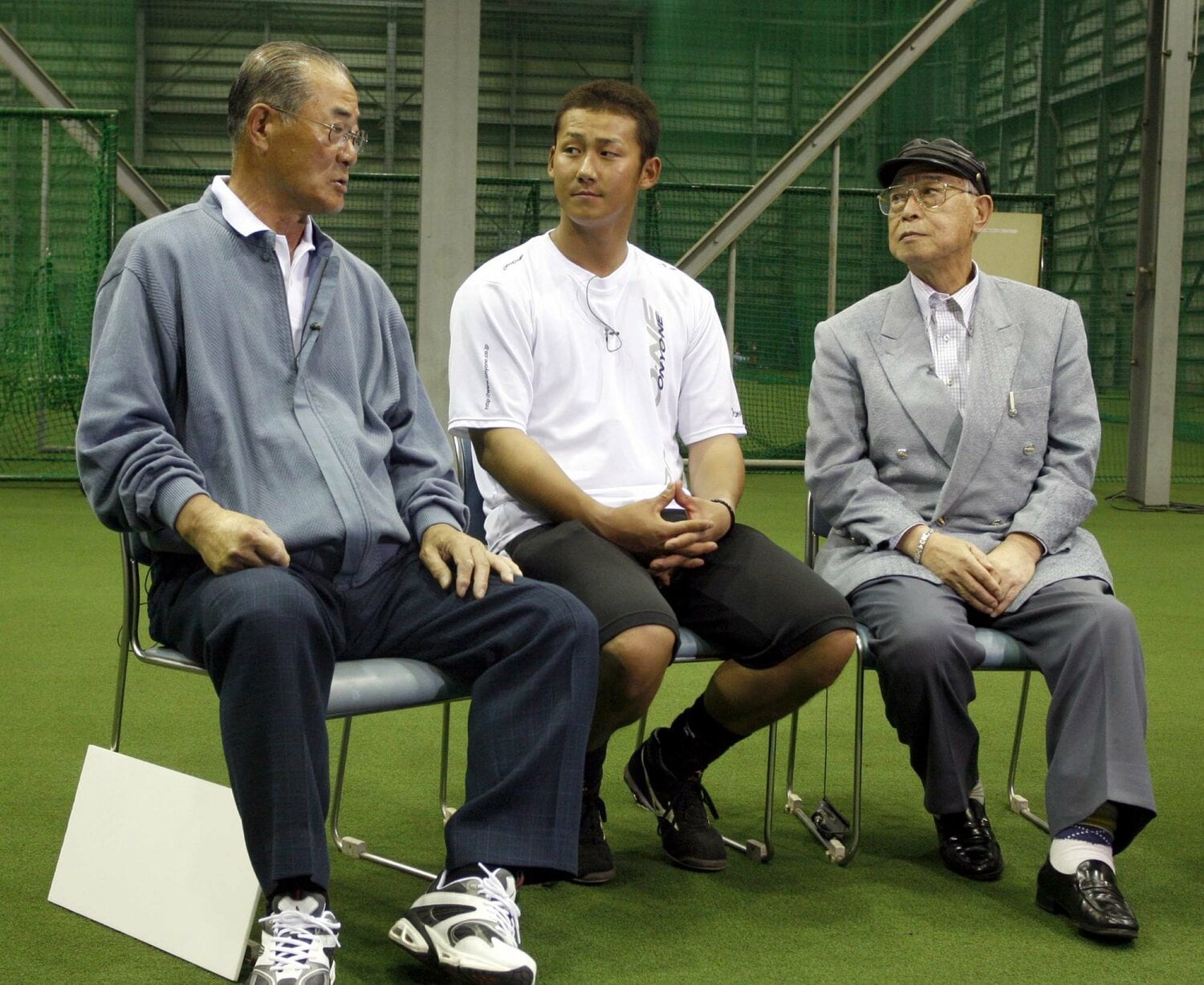 若き中田翔に話を聞く張本氏と大沢氏　©Sankei Shimbun