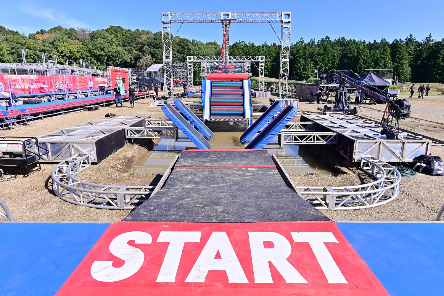 今年のスタートとクワッドステップス。最初の関門ながら、多くの出場者が池に飲まれるエリアでもある