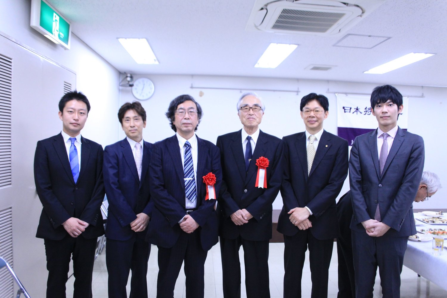 2019年11月に撮影した、詰将棋作家の集合写真。左から船江恒平六段、浦野真彦八段、若島正さん、内藤國雄九段、谷川浩司九段、斎藤慎太郎八段　©Keiko Suwa