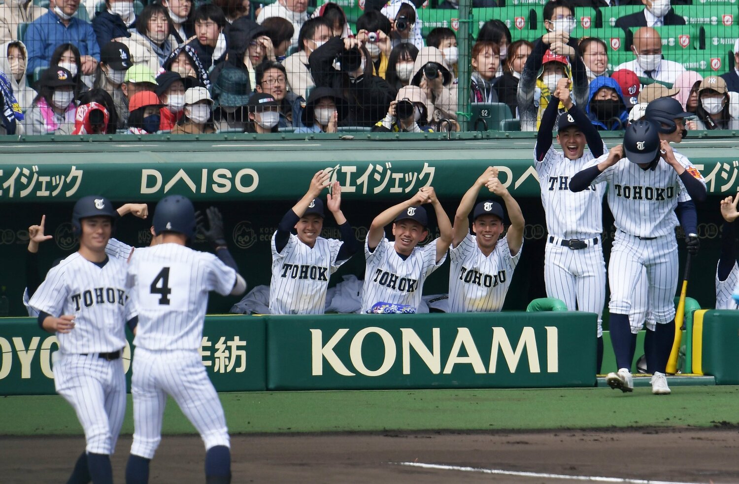 ペッパーミルパフォで喜ぶベンチ。この後、厳重注意を受けた ©Sankei Shimbun