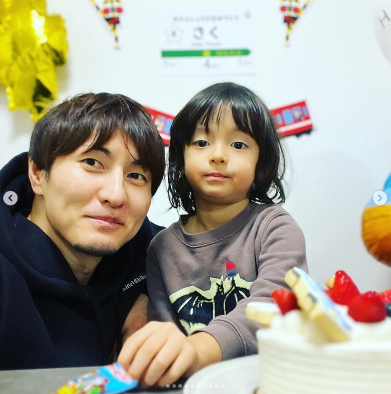 岡田選手と朔玖君／本人のInstagramより引用