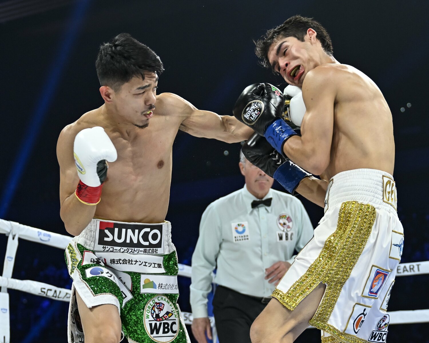 中谷は1ラウンドから左のパンチをクエジャルにヒットさせた　©︎Hiroaki Yamaguchi