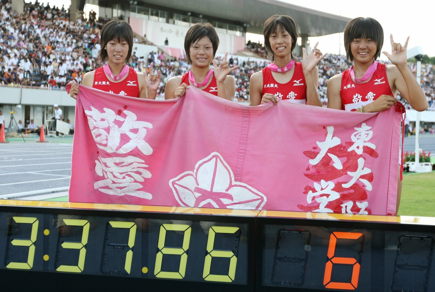 2009年のインターハイ4×400ｍリレーで東大阪大敬愛高が驚異的なタイムで優勝。石塚にとっても衝撃的だったという　©JIJI PRESS