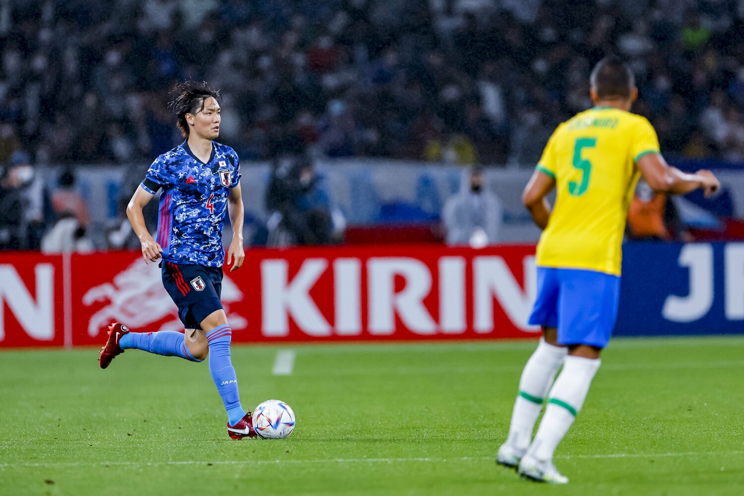 ブラジル戦で先発した板倉滉は、激しいプレッシャーを受けながらも繰り返しビルドアップにトライした　©Kiichi Matsumoto/JMPA