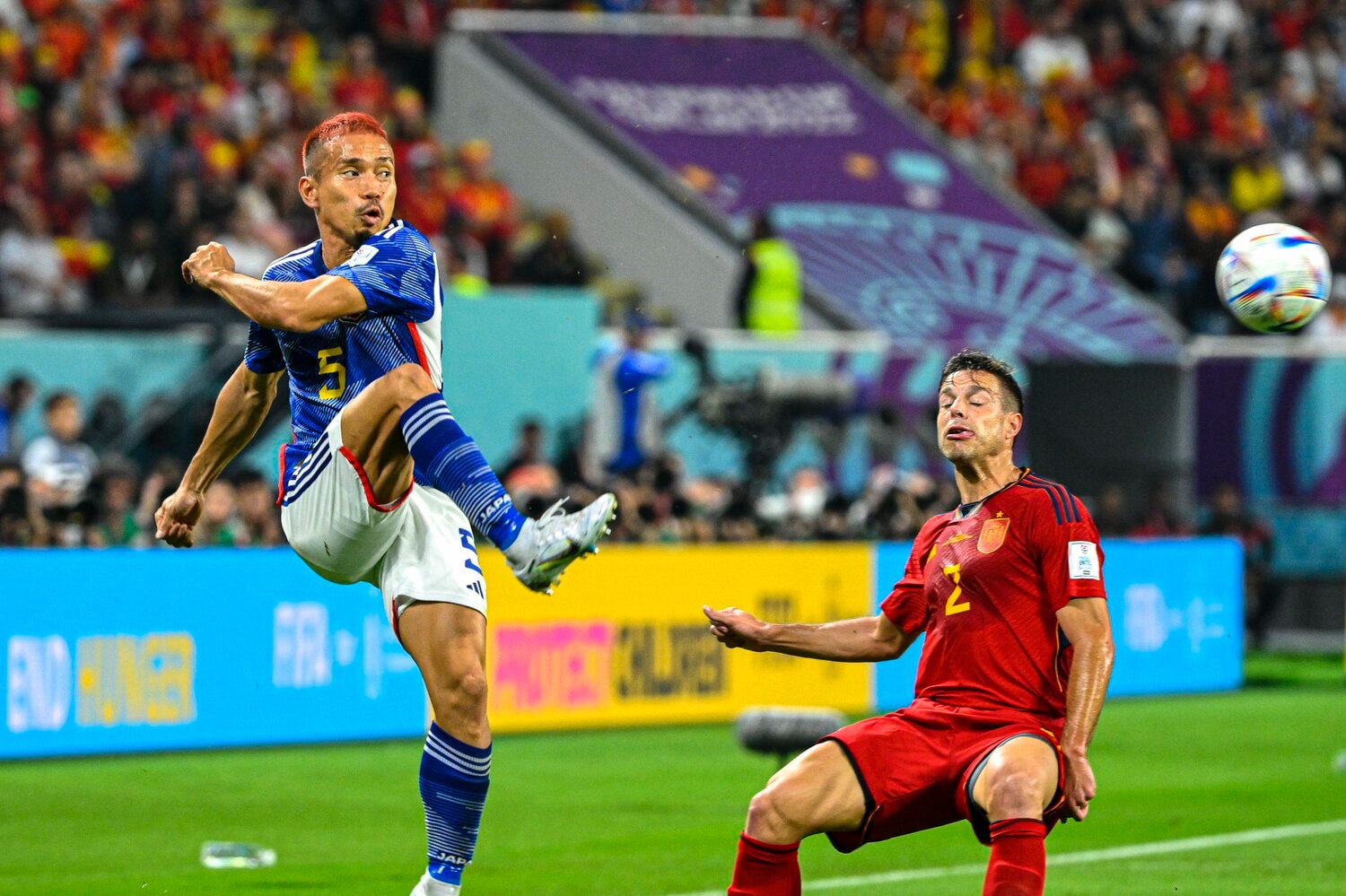 スペイン戦の長友　©Takuya Sugiyama/JMPA